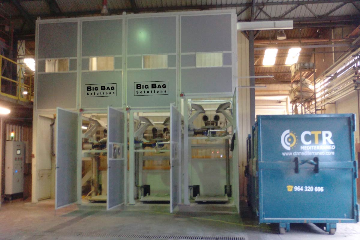 Descarga de Big Bag para productos tóxicos. Seguridad y Eficiencia.