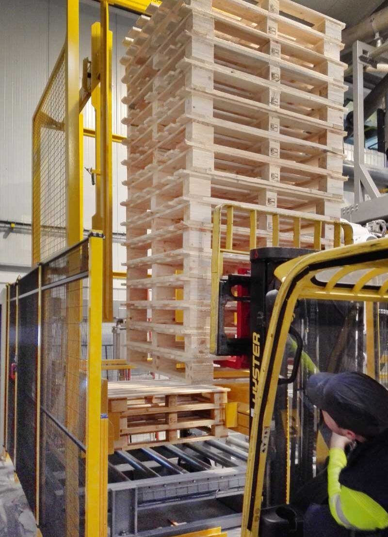 Colocador automático de cartón sobre palet: protección de la base del BigBag contra humedad.