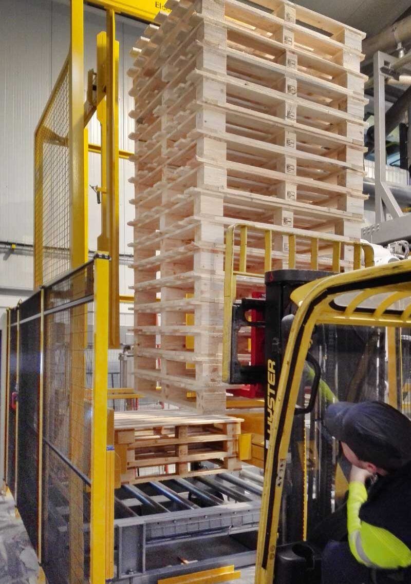 Colocador automático de cartón sobre palet: protección de la base del BigBag contra humedad.