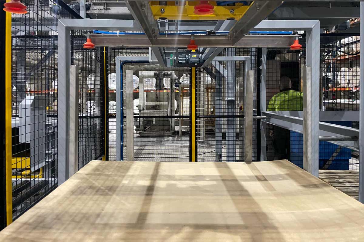 Dispensador automático de palets: alimentación continua de palets a la estación.